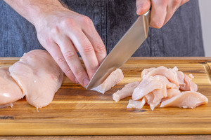 Hähnchenfleisch schneiden