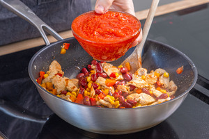 Tomaten dazugeben