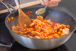 Hähnchenfleisch würzen