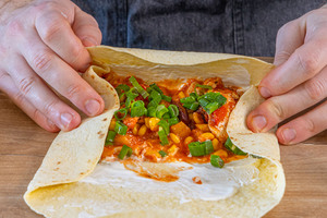 Zarte Hähnchen-Enchiladas wickeln