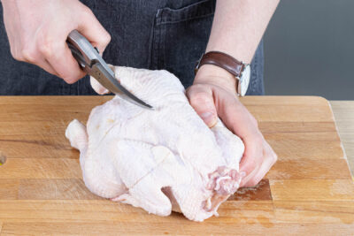 Brathähnchen aufschneiden