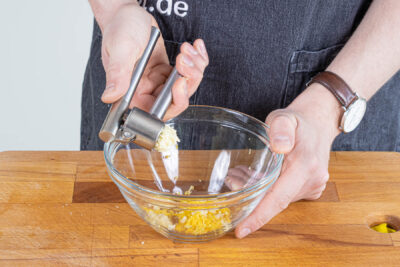 Knoblauch und Ingwer für die MArinade zerkleinern