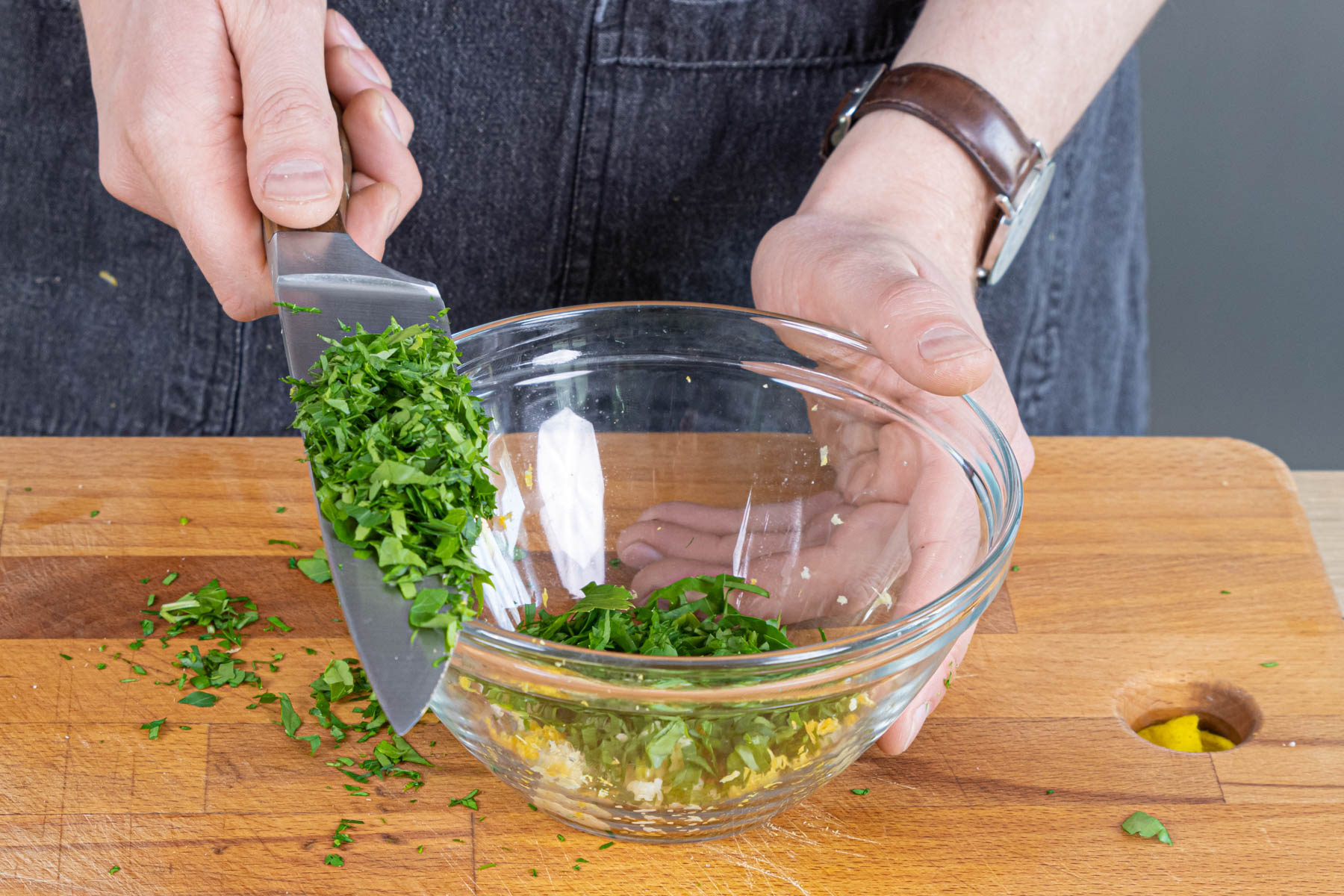 Petersilie zur Marinade geben