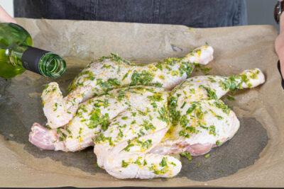 Zitronenhähnchen mit Weißwein angießen