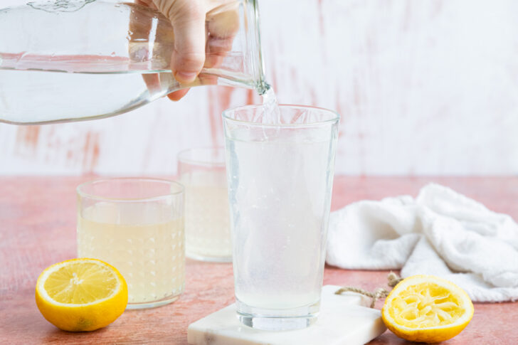 Zitronenwasser trinken