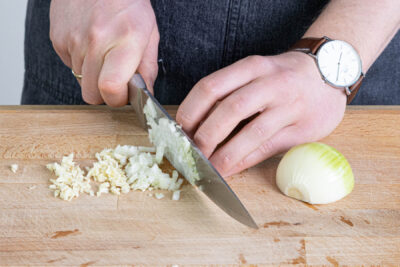 Zwiebeln und Knoblauch fein hacken
