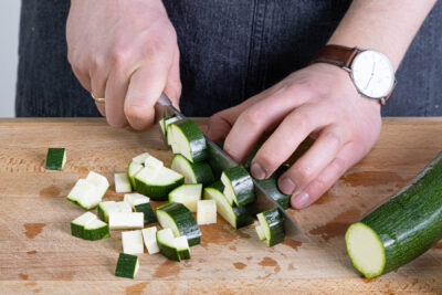 Zucchini würfeln