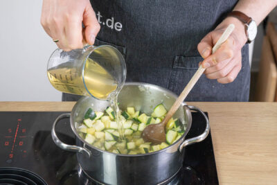 suppe mit Gemüsebrühe und Weißweinessig ablöschen