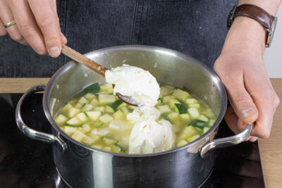 Frischkäse zur Zucchinisuppe geben
