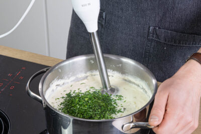 Zucchinisuppe mit Frischkäse pürieren
