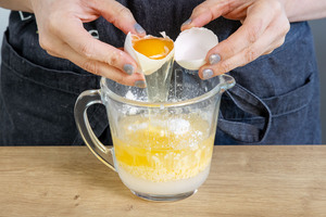Ei zur Pudding-Weinmasse geben