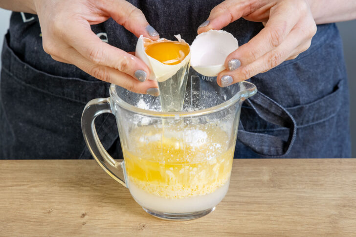 Ei zur Pudding-Weinmasse geben