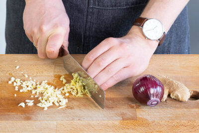 Zwiebeln, Ingwer und Knoblauch fein hacken