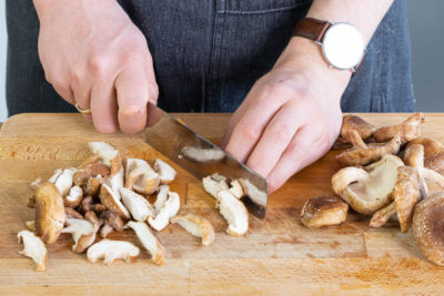 Shiitake-Pilze putzen und in Streifen schneiden