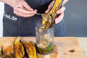 Aubergine auskratzen