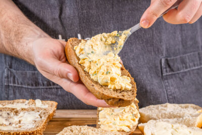 Brötchen mit Eiersalat bestreichen