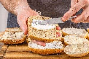Brötchen mit Frischkäse bestreichen