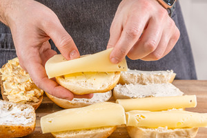 Brötchen mit Käse belegen