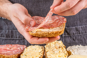 Brötchen mit Salami belegen