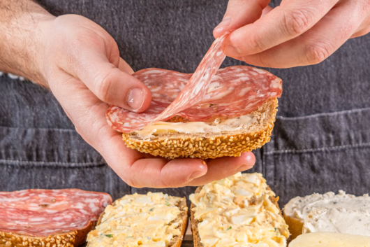 Brötchen mit Salami belegen