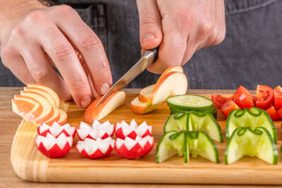 Deko für belegte Brötchen vorbereiten