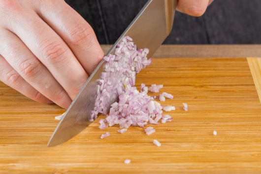Schalotten in feine Würfel schneiden