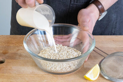 Haferflocken mit Milch und Zitronensaft einweichen und quellen lassen
