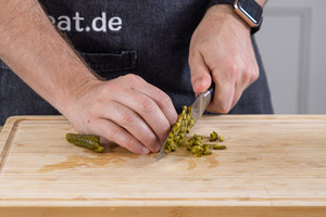 Gewürzgurken klein schneiden