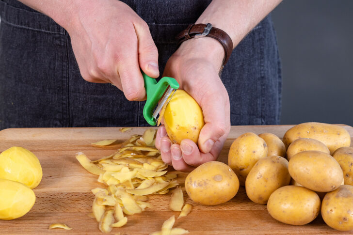 Kartoffeln schälen
