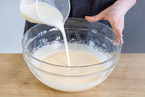 Buttermilch zur Eimischung geben