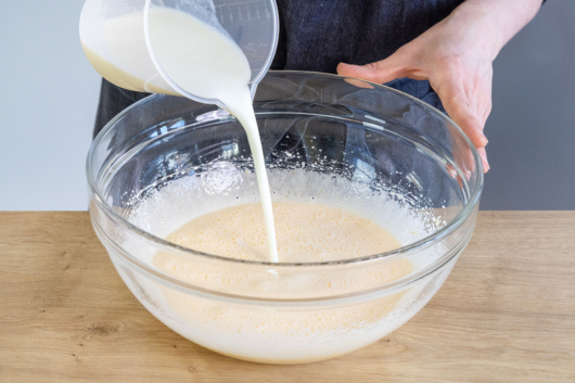 Buttermilch zur Eimischung geben