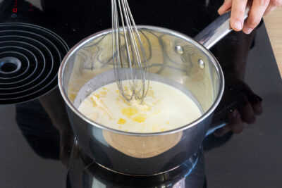 Butter mit der Sahne erwärmen