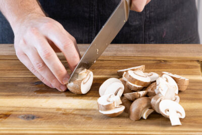 Champignons in Scheiben schneiden