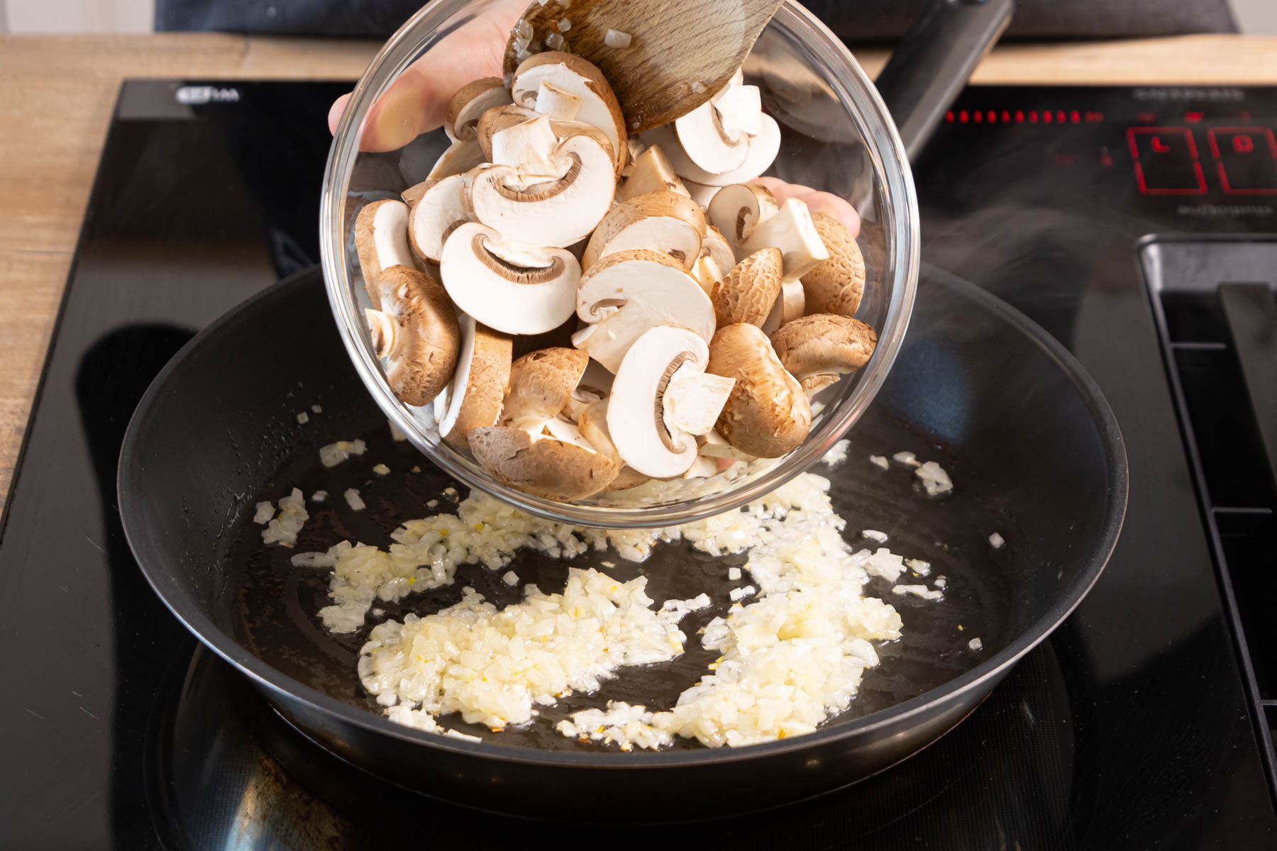 Champignons und Zwiebel anbraten