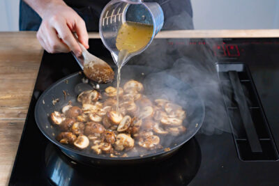 Champignons mit Gemüsebrühe und Weißwein ablöschen
