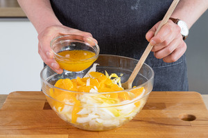 Dressing über den Chicorée-Salat geben