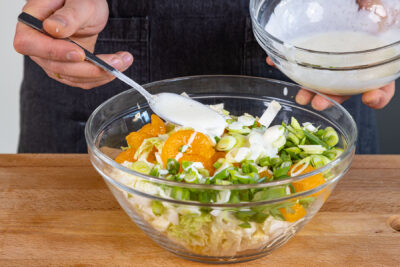 Dressing zum Salat geben