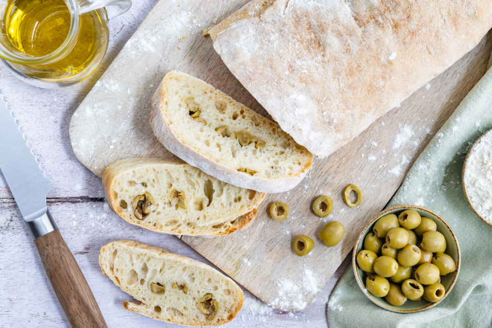 Ciabatta mit Oliven backen | Rezept - eat.de