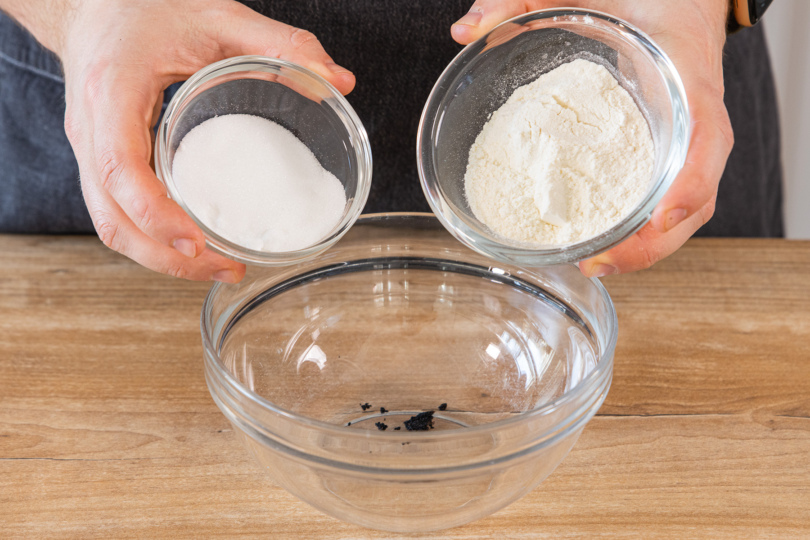 Zucker und Mehl in eine Schüssel zum Vanillemark geben