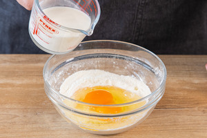 Milch in die Schüssel füllen
