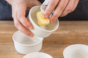 eine kleine Form mit etwas Butter einfetten