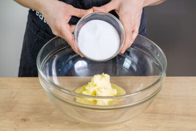 Zucker zur Butter geben
