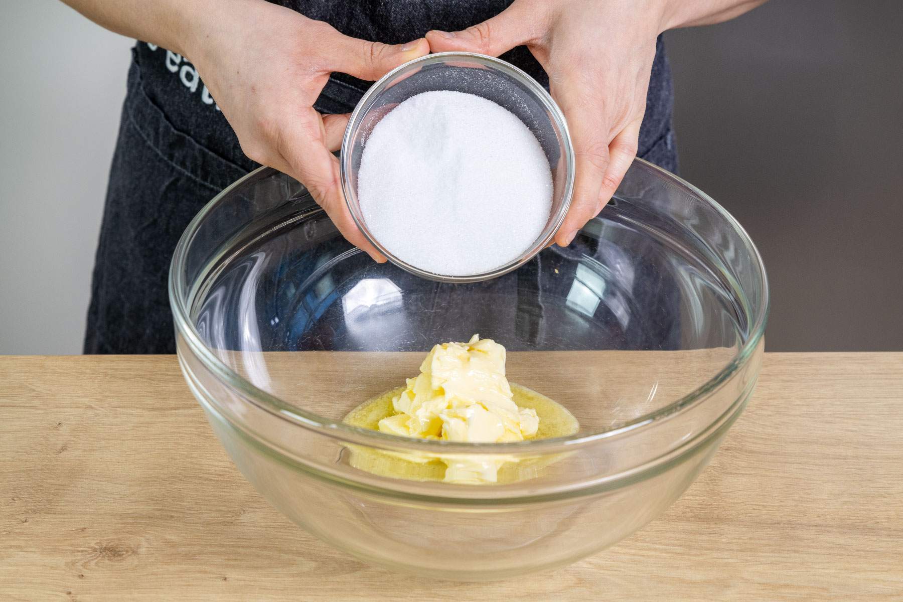 Zucker zur Butter geben