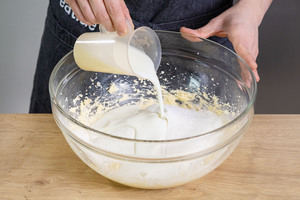 Buttermilch zum Teig gießen