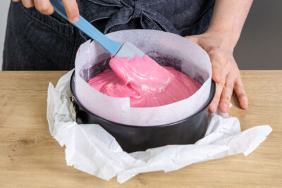 pinken Teig in der Springform verstreichen