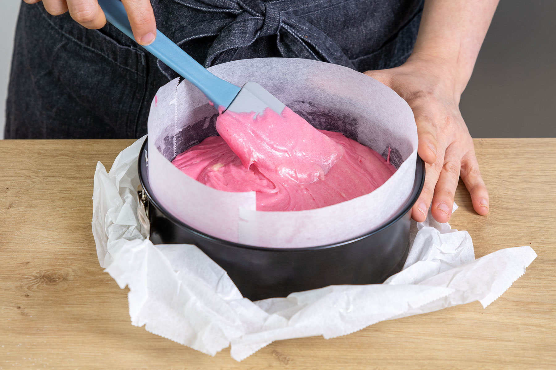 pinken Teig in der Springform verstreichen