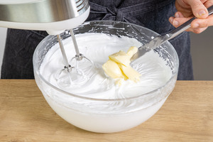 Butter unter den Eischnee rühren