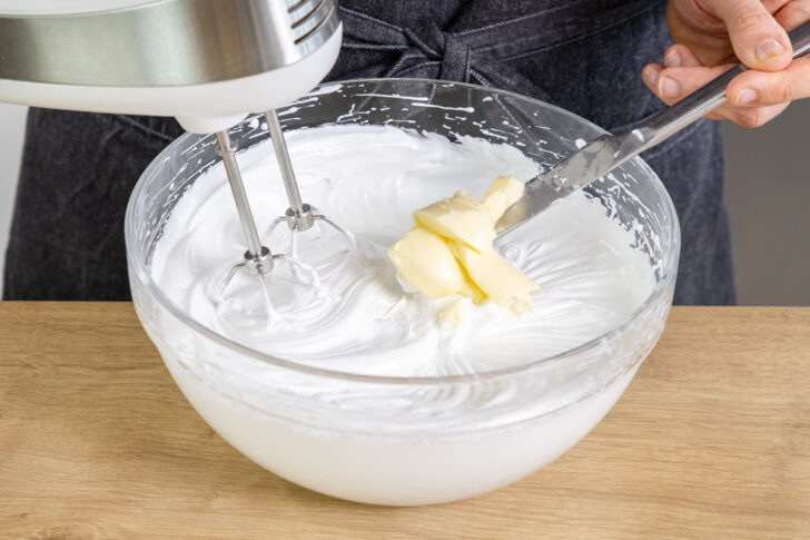Butter unter den Eischnee rühren