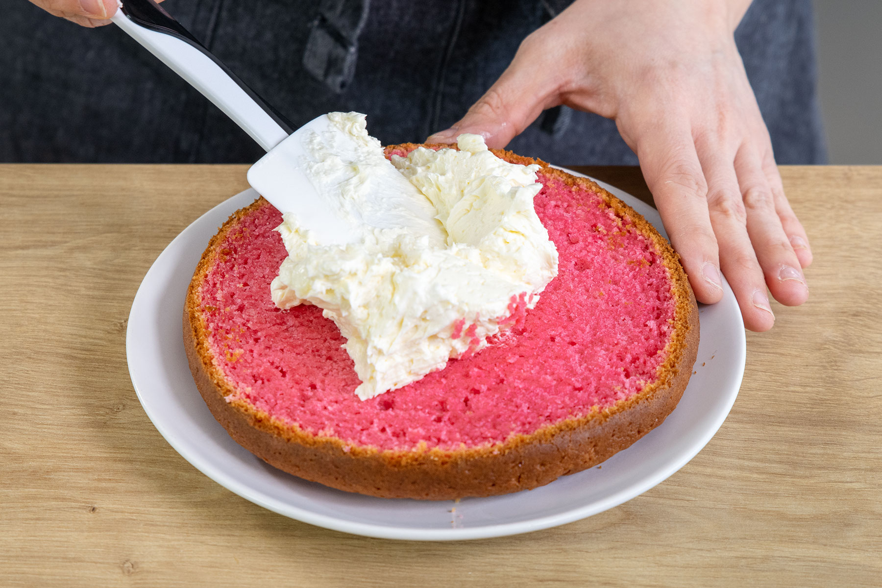 Buttercreme auf den ersten Boden geben