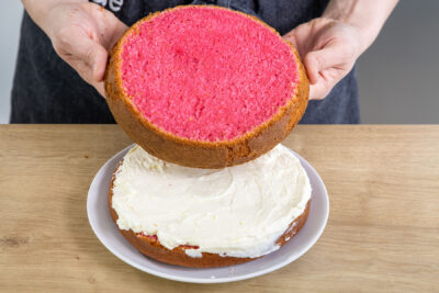 zweiten Boden auf die Buttercremeschicht legen